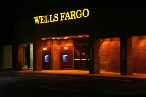 640px 2011 11 22 Wells Fargo ATMs lit at night 300x200 - 9 بنوك تتصدر الساحة الدولية