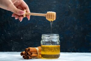 honey and cinnamon 300x201 - افضل مرطب للبشرة المختلطة من مواد طبيعية