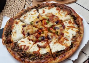 الصورة الرئيسية لوصفةبيتزا الزعتر والجبن 300x213 - عمل أفضل أنواع البيتزا العالمية في المنزل