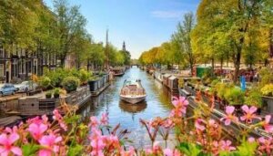 102 183132 tourism netherlands 350x200 300x171 - أشهر المعالم السياحية في هولندا