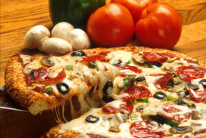 17713 pizza salami 300x201 - عمل أفضل أنواع البيتزا العالمية في المنزل