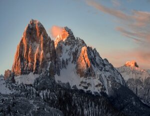 breathtaking scenery snowy rocks dolomiten italian alps winter 300x232 - السياحة الجبلية ومتعة المغامرة