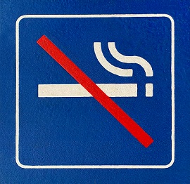 closeup blue no smoking sign - مشروبات تساعد على ترك التدخين