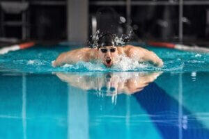 male swimmer swimming butterfly stroke 300x200 - ما هي الرياضات التي يمكن ممارستها بانتظام