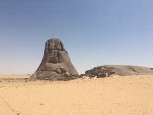 جبل حومل اين يقع 300x225 - أماكن تاريخية لا تفوتها في محافظة القويعية السعودية