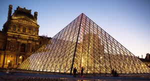 متحف اللوفر 300x162 - مناطق الجذب السياحي التي يجب زيارتها في فرنسا