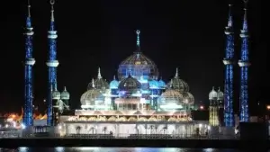مسجد الكريستال ماليزيا 300x169 - أجمل 10 مساجد حول العالم