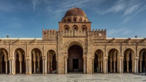 مسجد عقبة بن نافع 2 300x169 - مناطق الجذب السياحي في القيروان