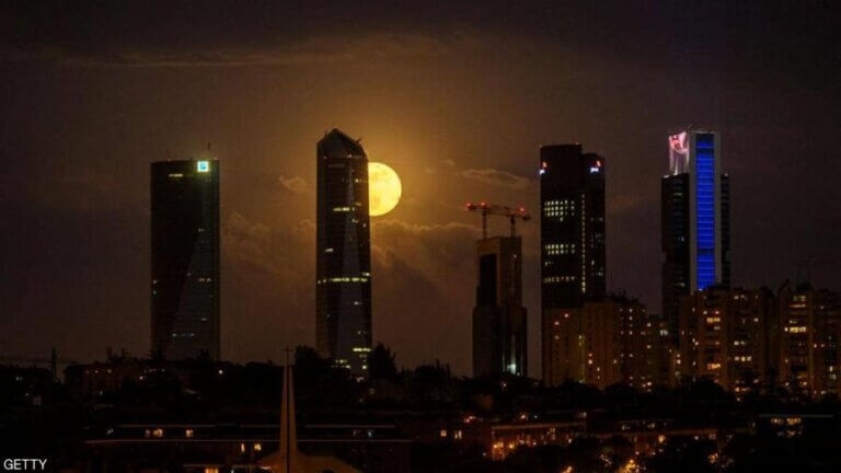 ظهور القمر العملاق في سماء السعودية